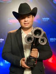Alfredo Olivas Recibio Un Premio Bandamax Premios Alfredo Musica