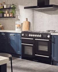 donkerblauwe keuken in moderne stijl met falcon nexus steam fornuis met stoomoven range cooker kitchen appliances kitchen