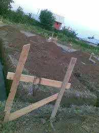 Parintii mei au inceput sa construiasca o casa din caramida anul trecut. Fundatia Casei Etape Casa Noastra