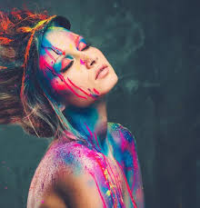 Giovane donna musa con corpo creativo arte e acconciatura — Foto stock di ©  nejron #40692925