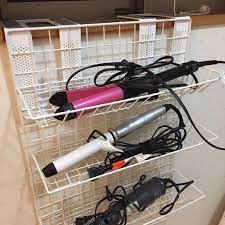 md mdはinstagramを利用しています ヘアアイロンが増えたので 百均で本立てとワイヤーネットと カゴを買ってきて作ってみました 窓枠に本立てを逆さに置いて 両面テープで固定して ワイヤーネットを結束バンドで とめたらいい感じになりました ヘアアイロン収納