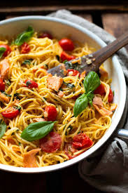Spaghetti Mit Lachs Und Tomaten Frischkase Sauce Nur 20 Min Kochkarussell Rezept In 2020 Lebensmittel Essen Lachs Spaghetti Rezepte