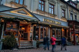 W poniedziałek po dwumiesięcznej przerwie restauracje i kawiarnie znów otworzyły się dla klientów. Krupowa Izba Zakopane Recenzje Restauracji Tripadvisor