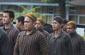 Mungkin anda para kaum millennial tidak tahu apa yang disebut dengan surjan ini. Kenali Budaya Jawa Dengan 10 Rekomendasi Pakaian Khas Jawa Yang Bisa Kamu Kenakan 2020