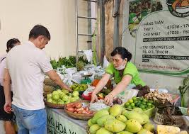 Người tiêu dùng hào hứng mua nông sản sạch từ Phiên chợ Xanh tử tế