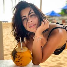 Бывшая девушка Виталия Козловского Рамина Эсхакзай показала фото с отдыха |  РБК-Україна