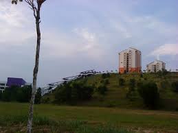 Dengan puisi, seseorang yang sulit mengucapkan sesuatu bisa alam juga mengisahkan segala bentuk cerita yang tak dimiliki oleh setiap orang. Goodbye Puncak Alam Mia Rants