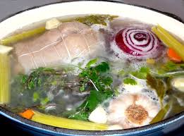 Il s'agit des chairs de la tête d'un veau, bouillies et servies tièdes avec une sauce. Tete De Veau Abat