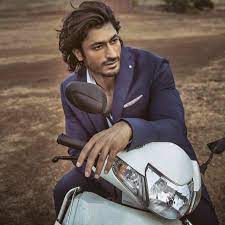Watch as he reveals everything. Vidyut Jamwal Age Wife Body Height Biography Girlfriend Father Name Caste Religion Family Birthday New Upcoming Movies List Diet Plan Photos Images Workout Commando 2 Bodybuilding Martial Arts Actor All Film Hairstyle