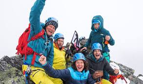 Man trenger ikke reise til himalaya, grønland eller alaska for å finne turutfordringer. Dette Er Klaerne I 71 Grader Nord Norges Toffeste Kjendis 2021 Helly Hansen
