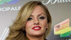 She studied at the lyceum in the city of trajan and is now second year student at the faculty of management andrei saguna. Alexandra Stan Biografie Infos Und Bilder Prosieben