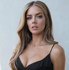 Samara Weaving fans added a new photo.