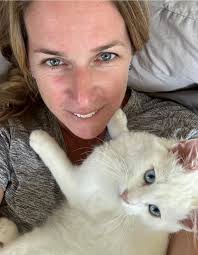 Does anyone know the number for the man who helps with benefits form please 