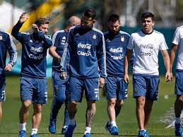 A leo lo queremos mucho, es capitán de la selección argentina, y queremos lo mejor para él, comentó el papu gómez en dialogó con cope, donde también agregó: Papu Gomez Sobre Messi Cuando Me Tocaba Ir A Buscar La Pelota Para Sacarsela La Pelota No Estaba Bolavip
