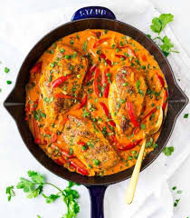 Gevulde kalfsrolletjes met tomatensaus en risottobertolli nl. Thai Chicken Curry With Coconut Milk Easy One Pan Recipe