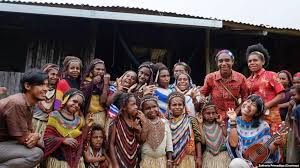 Zakharia Primaditya dan Putri Kitnas Inesia, Pasangan Muda Pendiri Sekolah  Alternatif di Yahukimo - #PapuaUS - Papua Untuk Semua | Papua.us - Jendela  Orang Papua >> Portal Berita Harian yang Informatif dan Obyektif