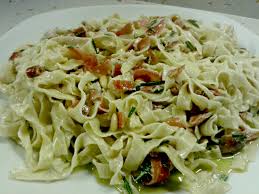 Il prosciutto crudo è uno dei salumi italiani più pregiati, caratterizzato da un gusto delicato e dolce che ben si presta a sfiziosi abbinamenti in cucina. Pasta Fresca Al Prosciutto Crudo Rosmarino Fresco E Pinoli Il Blog Di Masly