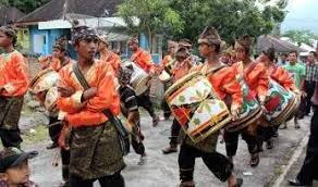 Teknik memainkan alat musik instrumen musik tradisional sangat banyak macamnya. 15 Alat Musik Tradisional Khas Sumatera Barat Gambar Dan Keterangan Mantabz