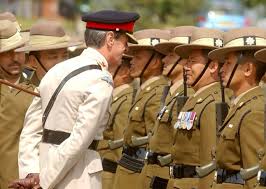 Major General Shirreff The General Officer Commanding 3 United Kingdom Division Talks To A Gurkha Who Is Proudly Displaying H Army Uniform Soldier Military