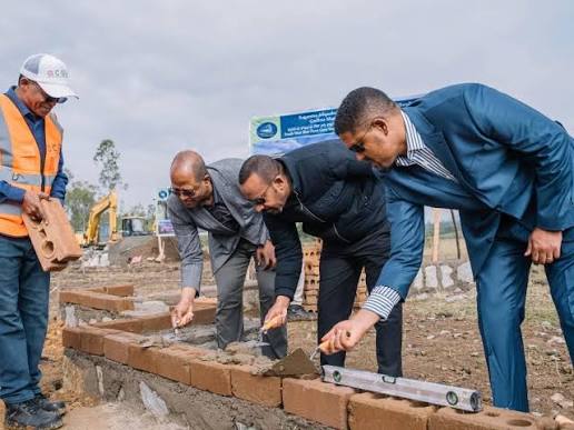 Dooktar Abiy Ahimad Godina Shawaa Kibba Lixaatti duula tajaajila tola  ooltummaa Gannaa eegalchiisan Finfinnee, Waxabajjii 11, 2018(FMC)-  Ministirri Muummee RDFI Dooktar Abiy Ahimad Godina Shawaa Kibba Lixaa Aanaa  Goorootti duula tajaajila tola