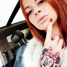 Skandalozo Kristīni Deimoni pamatīgi sanikno interneta komentāri par viņu