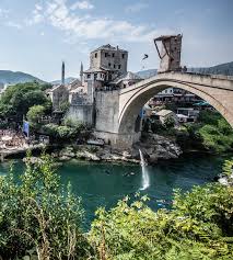Fra 27 meter skal noen av verdens råeste stupere kaste seg utfor operahuset og gjøre imponere triks. Red Bull Cliff Diving 2020 8 Reasons To Be Cheerful