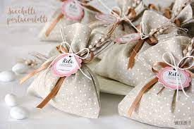 Può essere creato come viene rappresentato, ma lavorando di fantasia questo sacchetto porta confetti può trasformarsi in una borsa, un astuccio o addirittur. Sacchetti Portaconfetti Dimensioni Materiali E Consigli Utili