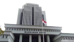 Mahkamah agung adalah lembaga tinggi negara yang merupakan pemegang kekuasaan kehakiman bersanding dengan mahkamah konstitusi yang bebas dari pengaruh. Mahkamah Agung Akan Segera Mulai New Normal
