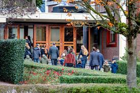Omstreden Mieraskerk Zet Deuren Weer Wagenwijd Open Voor Alle Leden En Er Kunnen 1350 Mensen In Binnenland Ad Nl