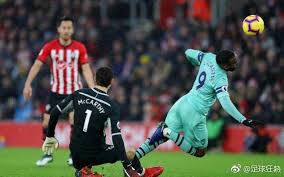 五十年代对阿仙奴球员 dennis compton 极为喜爱，亦曾公开承认是一个不折不扣的阿仙奴球迷，英国人民普遍都知道皇室多名成员乃阿仙奴的支持者，包括我们以前经常能在海布利东看台看到的哈利皇子。 彭定康 (chris patten) 香港最后一任港督 é˜¿ä»™å¥´è¢«1å¤§å°†ç‚¹ç‡ƒ å¸®æ–°å¸…æ'†è„± è¶³çƒç‹‚çƒ­çš„å¾®åšç²¾é€‰ å¾®åšå›½é™…ç«™