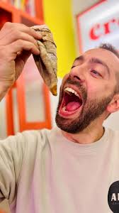 Crêpes, Quando il gelato non basta, la crêpe diventa la tua soluzione  golosa! Scegli il tuo gusto preferito, abbinalo a una soffice crêpe e  lascia che la magia accada. Che sia come merenda o per una ...