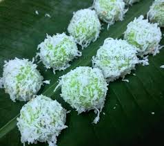 Kisar daun pandan bersama sedikit air dan tapis. Buah Melaka