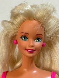 Maillot de bain Bath Blast Barbie vintage 1992 rose à pois. #4159. GUC.  Porte des bijoux d'origine. Piquages au pied gauche, mastication à la main  gauche. Voir les photos.