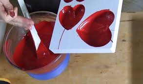 Le Moulage D Un Cœur Rouge Vif En Chocolat Rouge Vif Coeurs Rouges Moulage
