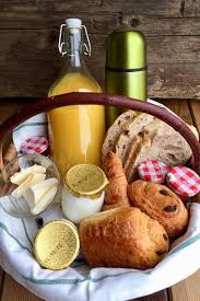 Panier Petit Dejeuner 4 Personnes Petit Dejeuner Marocain Petit Dejeuner Romantique Recette De Petit Dejeuner