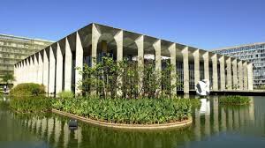MRE sobe no palanque e reduz preço do passaporte
