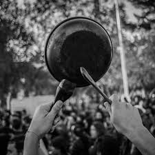 Los cacerolazos aislados también se presentaron durante el apagón (apagón) del 24 de septiembre de 2002, para protestar contra los aumentos en las tarifas de los servicios públicos solicitados por los. Cacerolazos Marca Registrada Midulcepatria Cl Midulcepatria Cl