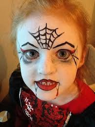 Anleitung make up basis schminken für das schminken benötigen sie folgende schminke und zubehör: Vampire Face Paint Vampir Schminken Kinder Kinderschminken Halloween Vampir Schminken
