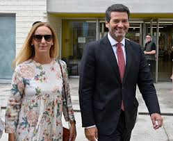 Quem é Dina, a mulher discreta que pausou a carreira para acompanhar André  Ventura na política? - Fama Show