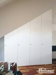 A questo scopo abbiamo ideato e realizzato tre diversi mobili su misura. Armadio Su Misura In Legno Per Il Sottotetto Di Una Mansarda