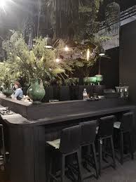 Table De Bar A 2 Niveaux Vase En Hauteur Avec Grandes Plantes Feuillage Tombant Du Plafond Cages En Natte Au Pl Avec Images Maison Et Objet Table Bar Grandes Plantes