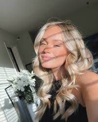 Julia Hannah's Instagram, Twitter & Facebook