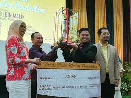 Peserta dari china, xu yang atau izzah, 19, dinobatkan sebagai johan kategori antarabangsa pertandingan pidato antarabangsa bahasa melayu piala perdana menteri 2018 (pabm) di kuala nerus, malam tadi. Maszlee Malik Auf Twitter Tahniah Pemidato Uiam Johan Pidato Piala Menteri Pendidikan 2018 Johan Pidato Piala Menteri Pendidikan 2018 Muhammad Syahmi Akif Jamili Akan Mewakili Malaysia Dalam Pertandingan Pidato Antarabangsa Bahasa