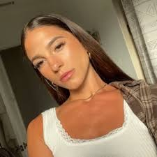 Erin Dye's Instagram, Twitter & Facebook