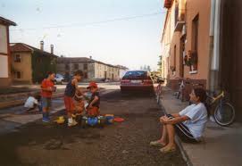 Para ello hemos recuperado juegos de toda la vida para divertirse en la . Ninos Jugando En La Calle Territorio Archivo