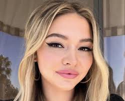 Although the outer banks season 1 finale ended on a cliffhanger, madelyn cline has been confirmed to return as sarah cameron in season 2, which premieres on netflix on july 30. Madelyn Cline 16 Facts About The Outer Banks Star You Should Know Popbuzz