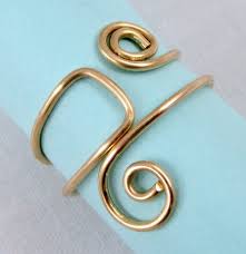 Wire heart finger ring ~ this is a super easy wire ring project that's so cute. Easy Folded Wire Ring Tutorial Jewelry Making Journal