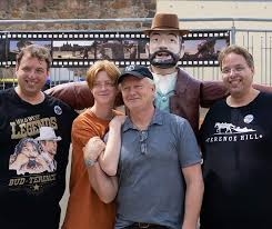 Vacanze col gangster (1951) la voce del silenzio (1952) it happened in the park (1953) divisione folgore (1954) the golden touch (1955) abandoned (1955) mamma. Sohn Und Enkel Besuchen Terence Hill Museum