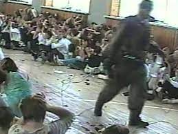 Также в беслан хлынул поток финансовых пожертвований, особенно сильный в первые дни после теракта: Tri Filma Pro Beslan Vojna Prodolzhaetsya Mk