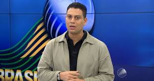 Ex-apresentador da TV Bahia, Darino Sena, é contido após surto no Centro Histórico de Salvador